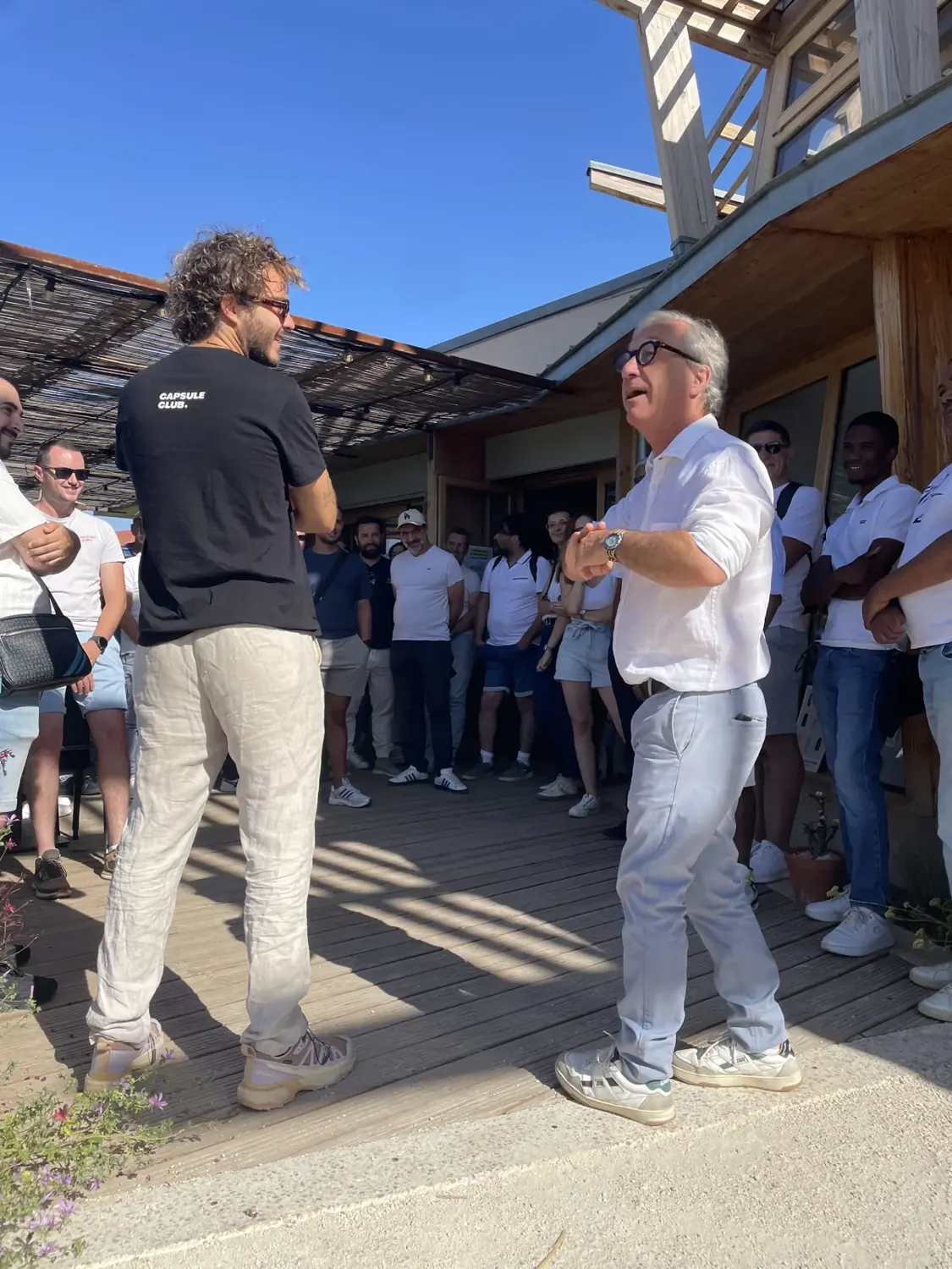 Felix Wauquiez présente une Capsule à un groupe sur une terrasse